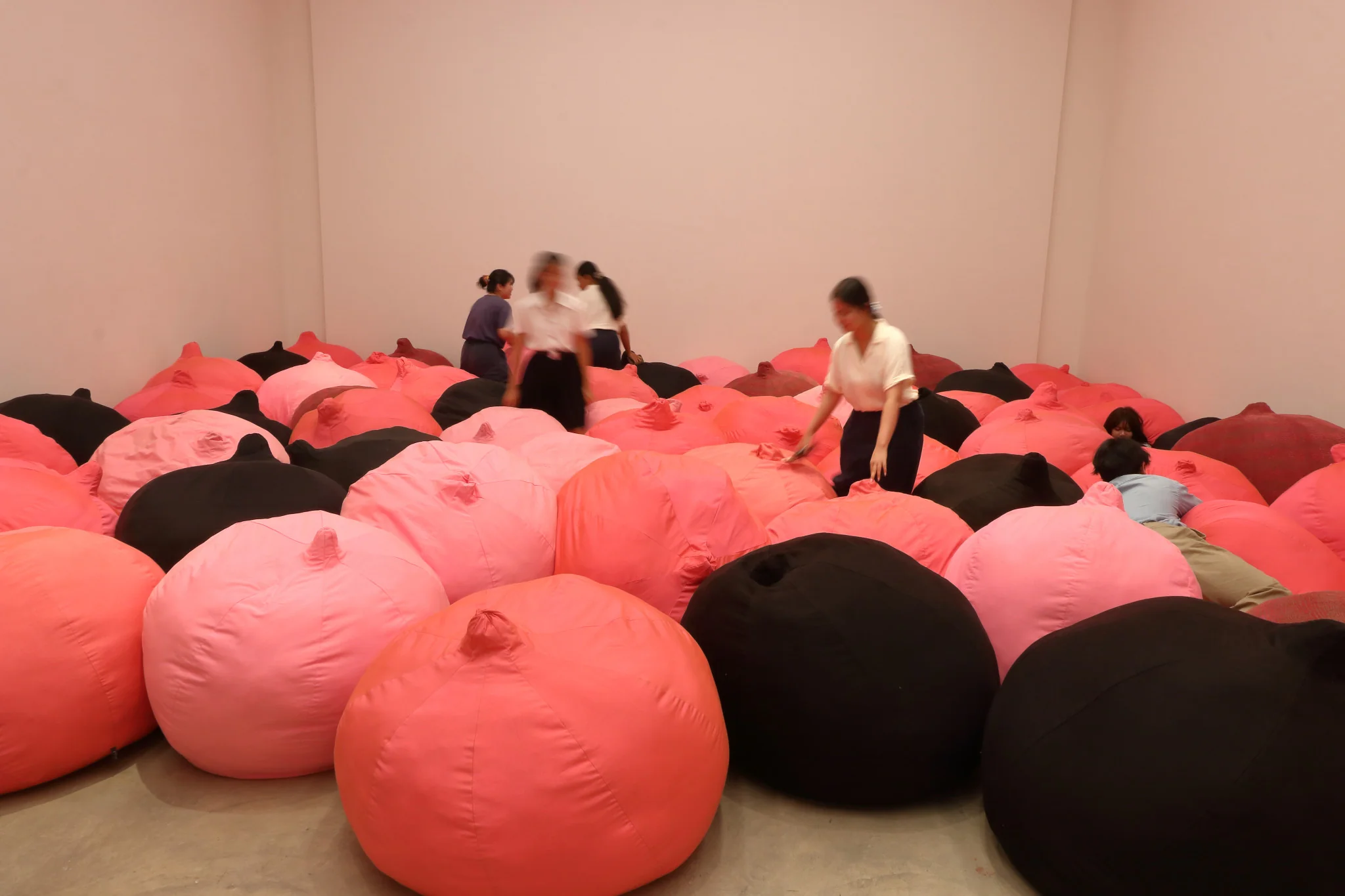 Pinaree Sanpitak, Noon-Nom 2016, 2016. Textile, synthetic fiber, dimensions variable. Photo: Aroon Peampoonsopon . Courtesy of the Jim Thompson Art Center and the James H.W. Thompson Foundation © Jim Thompson Art Center