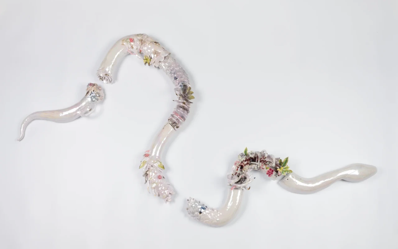 โซ ยู นเว (เมียนมา)
**Spirit of the Heart, Serpentine, 2561**
แก้วพ่นไฟประกอบกับกระเบื้องเคลือบ
20 x 14 x 23 ซม.

สมบัติของ DC Collection