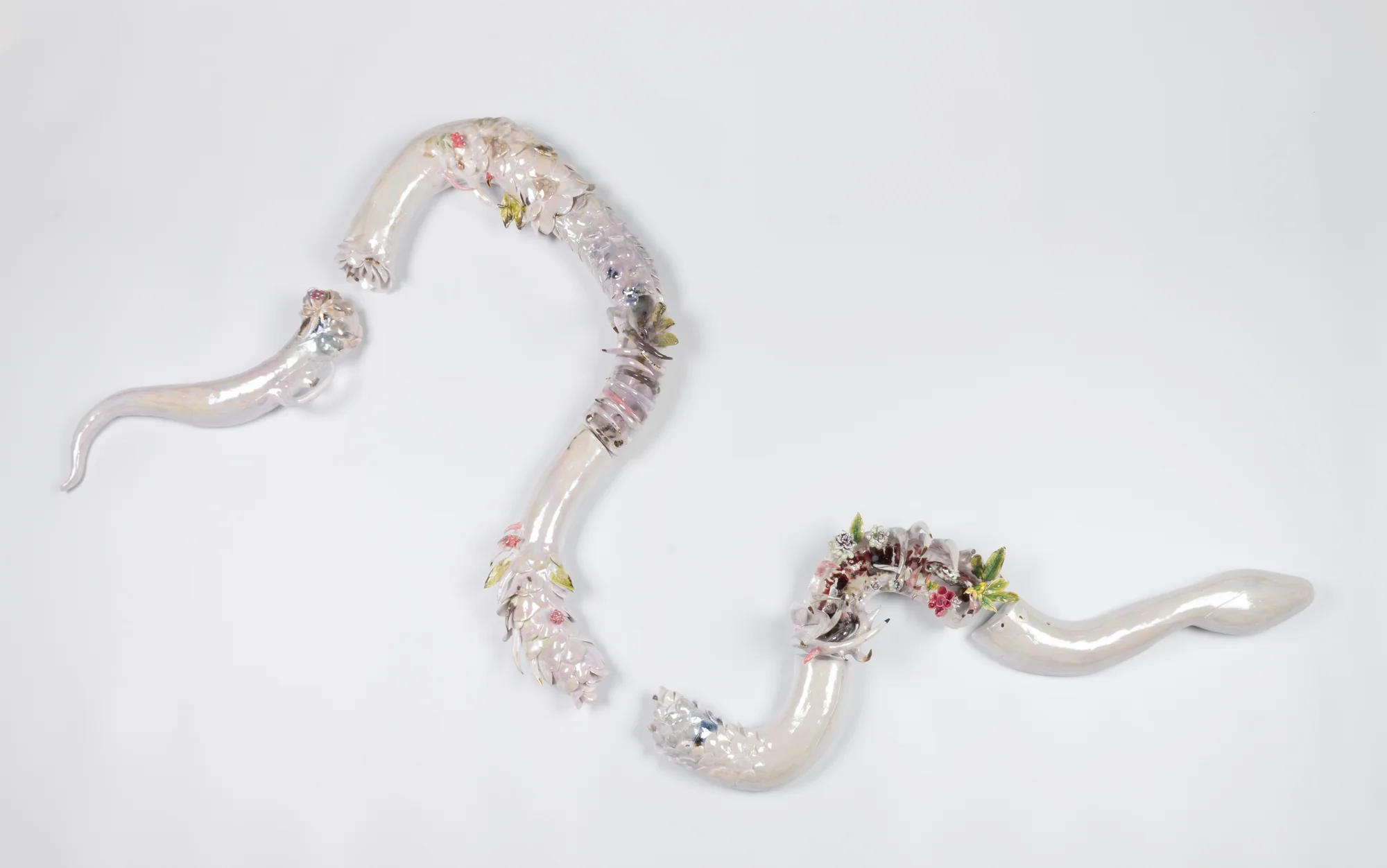 โซ ยู นเว (เมียนมา)
**Spirit of the Heart, Serpentine, 2561**
แก้วพ่นไฟประกอบกับกระเบื้องเคลือบ
20 x 14 x 23 ซม.

สมบัติของ DC Collection