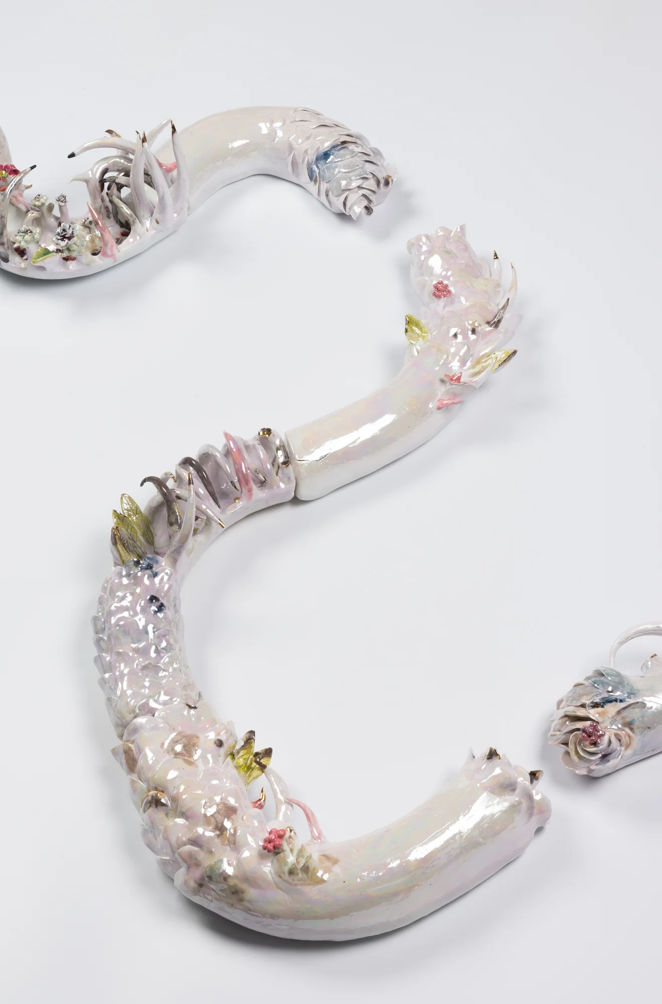 โซ ยู นเว (เมียนมา)
**Budding Serpent, 2561**
เซรามิกเคลือบ เคลือบด้าน ทอง และหอยมุก
175 x 63 x 15 ซม.