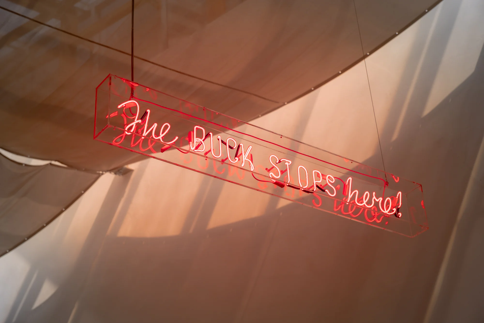 Jun Yang, The buck stops here, 2018. Red neon light, 10 x 170 cm. Photo: BACC. Courtesy of BACC © BACC